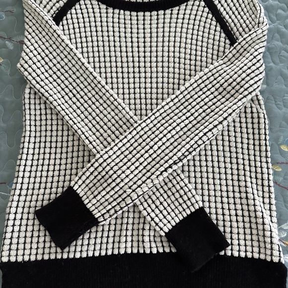 a.n.a. Black and White Hi-Lo Checkered Long Sleeve Women's Top Size M EUC - Picture 1 of 10